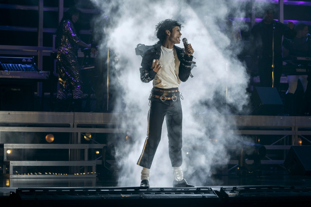 Scatto da Michael, biopic su Michael Jackson, di Michael sul palco cantando
