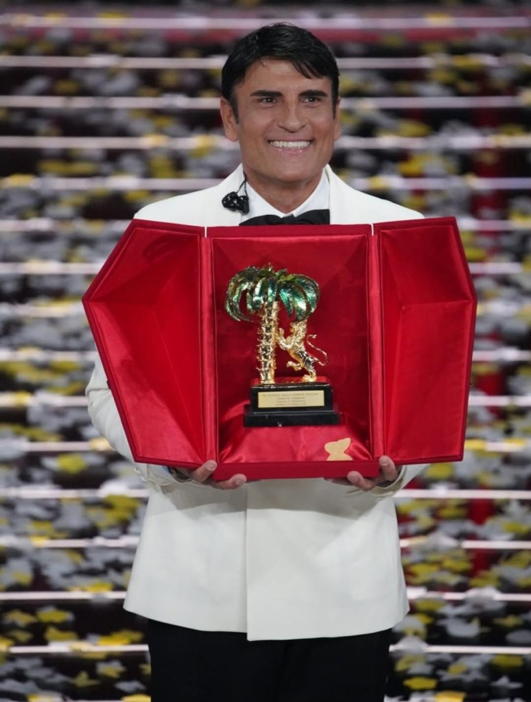 Sal Da Vinci con il trofeo sul palco di Sanremo dopo la vittoria al Festival della canzone italiana